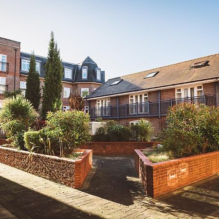 Charming Two Bedroom Apartment With Free Private Parking Leatherhead Luaran gambar