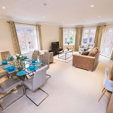 Charming Two Bedroom Apartment With Free Private Parking Leatherhead Luaran gambar