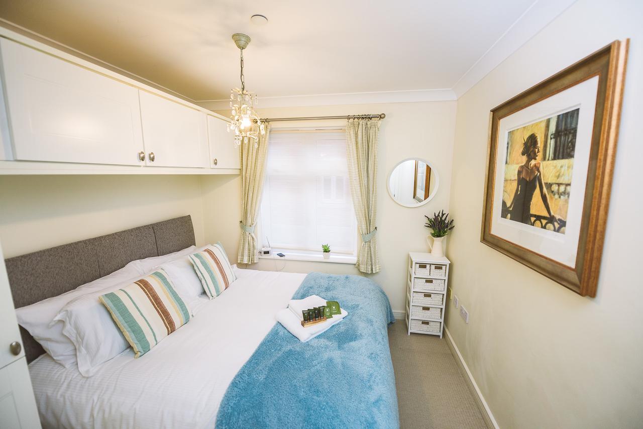 Charming Two Bedroom Apartment With Free Private Parking Leatherhead Luaran gambar