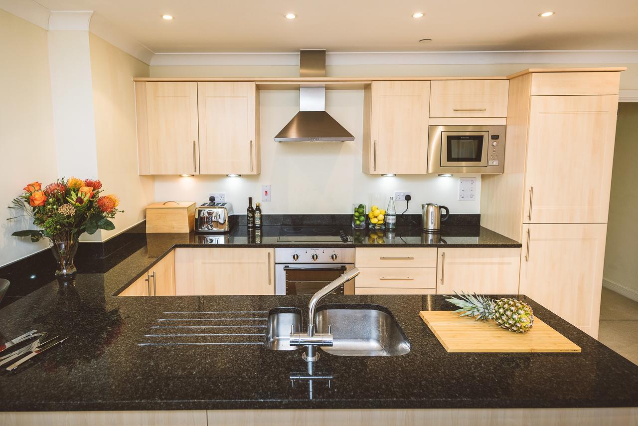 Charming Two Bedroom Apartment With Free Private Parking Leatherhead Luaran gambar