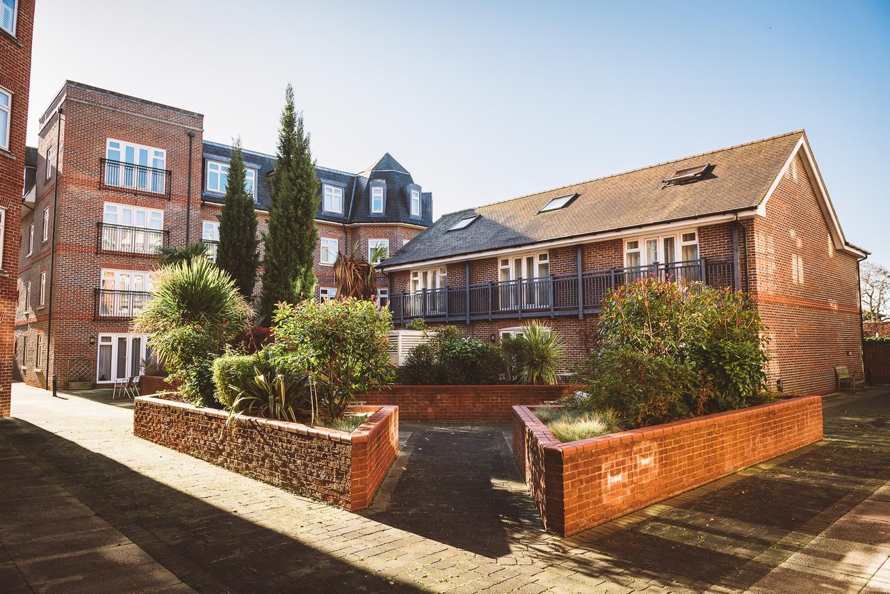 Charming Two Bedroom Apartment With Free Private Parking Leatherhead Luaran gambar