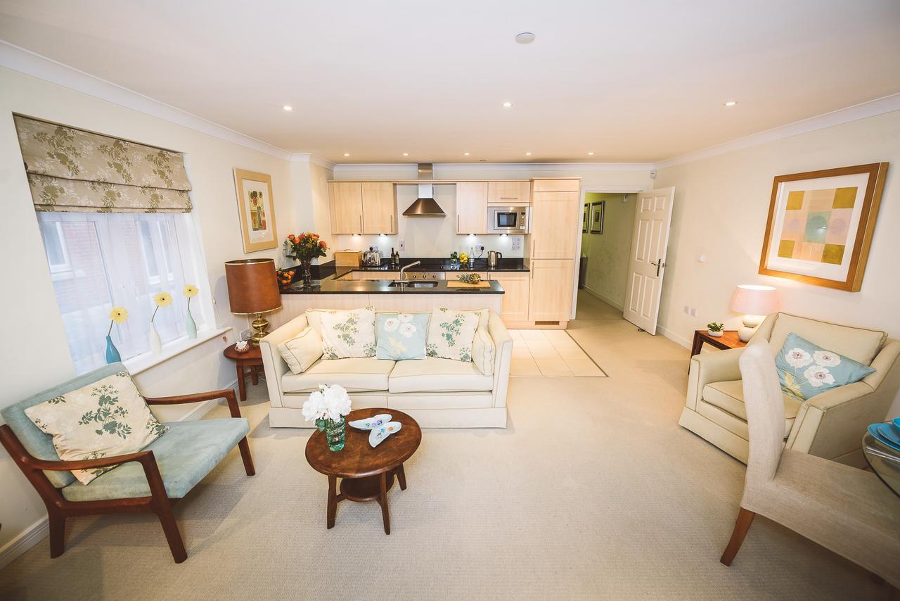 Charming Two Bedroom Apartment With Free Private Parking Leatherhead Luaran gambar