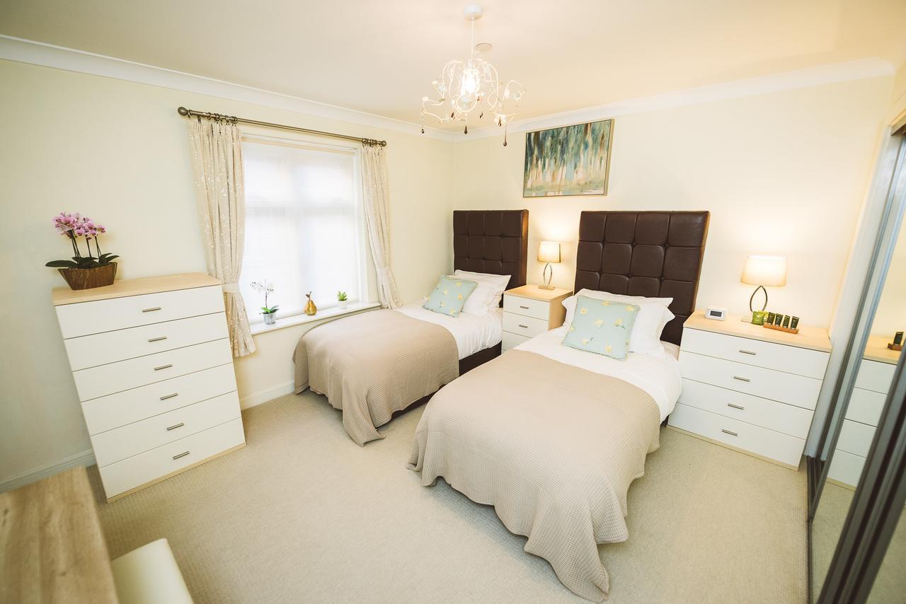 Charming Two Bedroom Apartment With Free Private Parking Leatherhead Luaran gambar