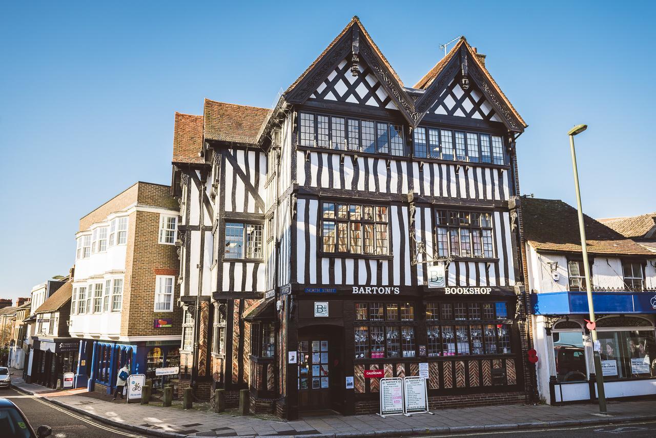 Charming Two Bedroom Apartment With Free Private Parking Leatherhead Luaran gambar