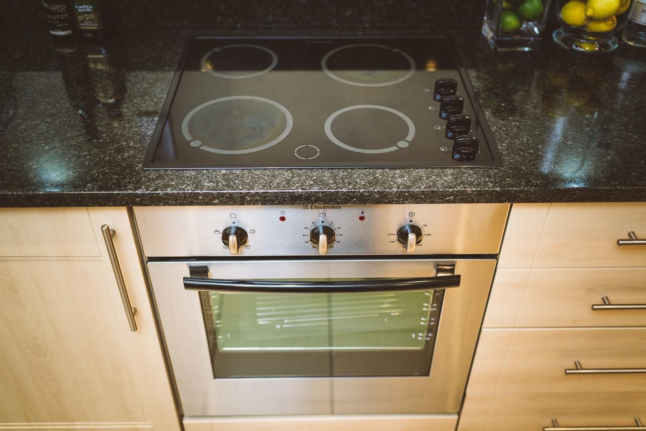 Charming Two Bedroom Apartment With Free Private Parking Leatherhead Luaran gambar