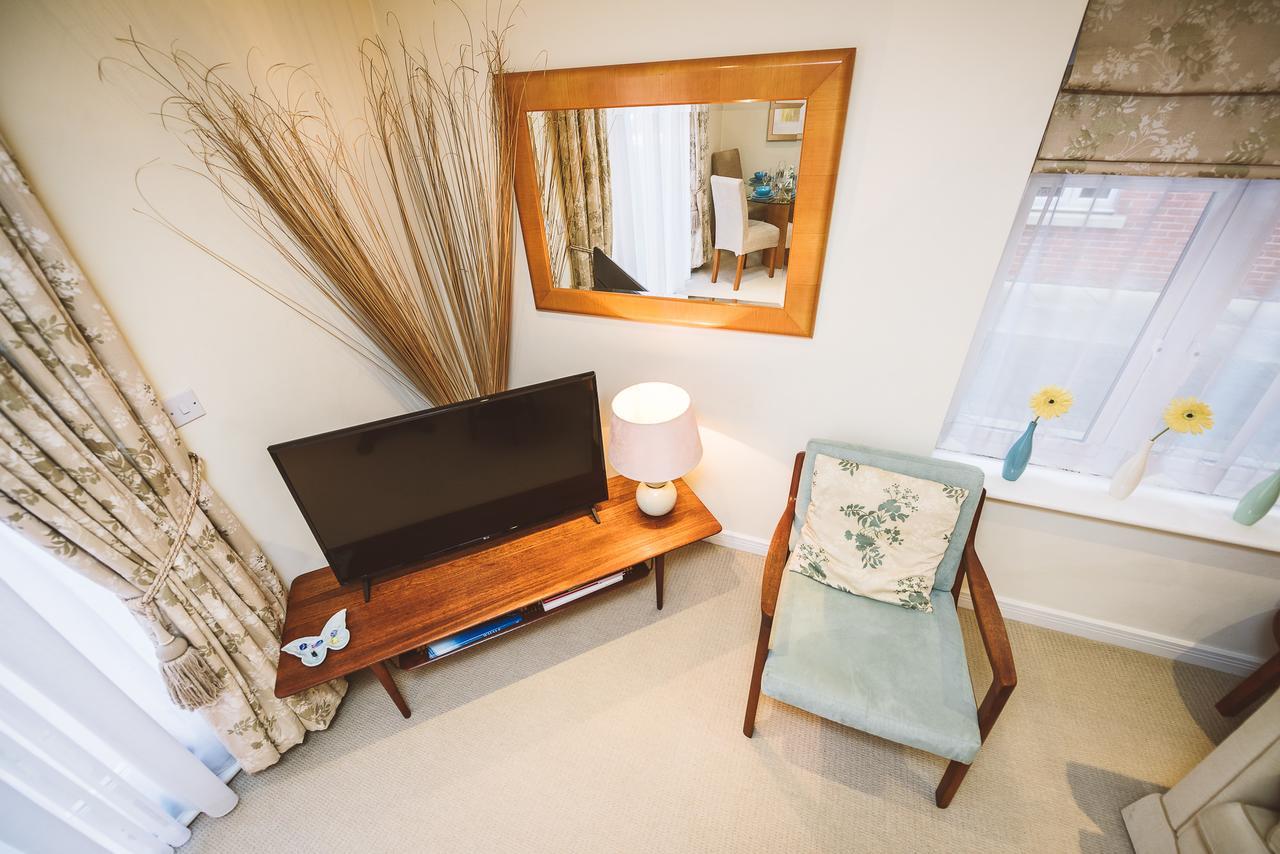 Charming Two Bedroom Apartment With Free Private Parking Leatherhead Luaran gambar