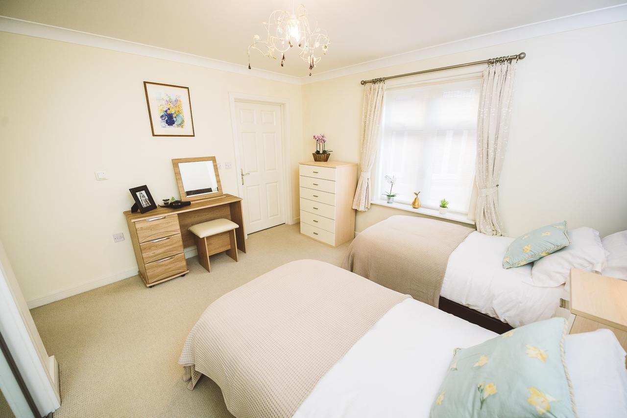 Charming Two Bedroom Apartment With Free Private Parking Leatherhead Luaran gambar