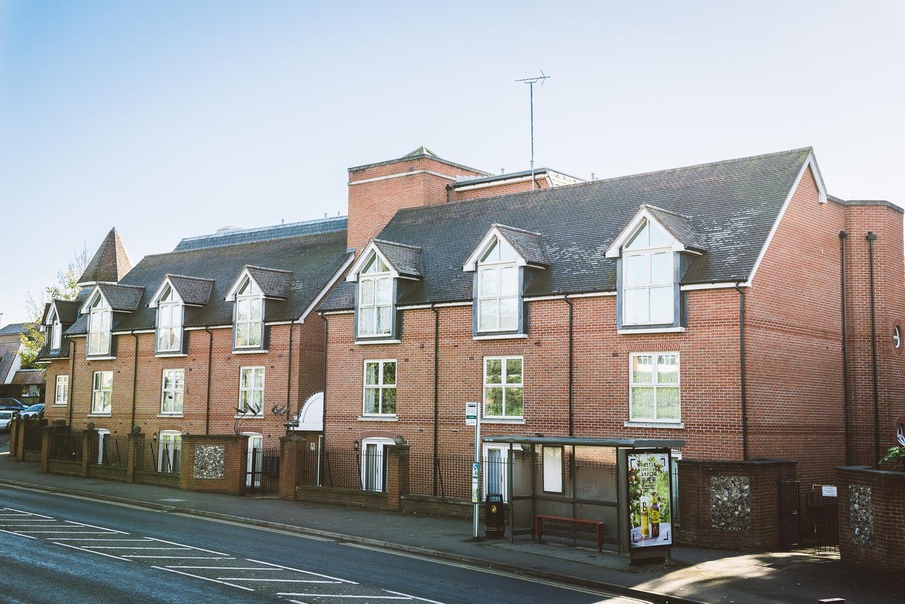 Charming Two Bedroom Apartment With Free Private Parking Leatherhead Luaran gambar