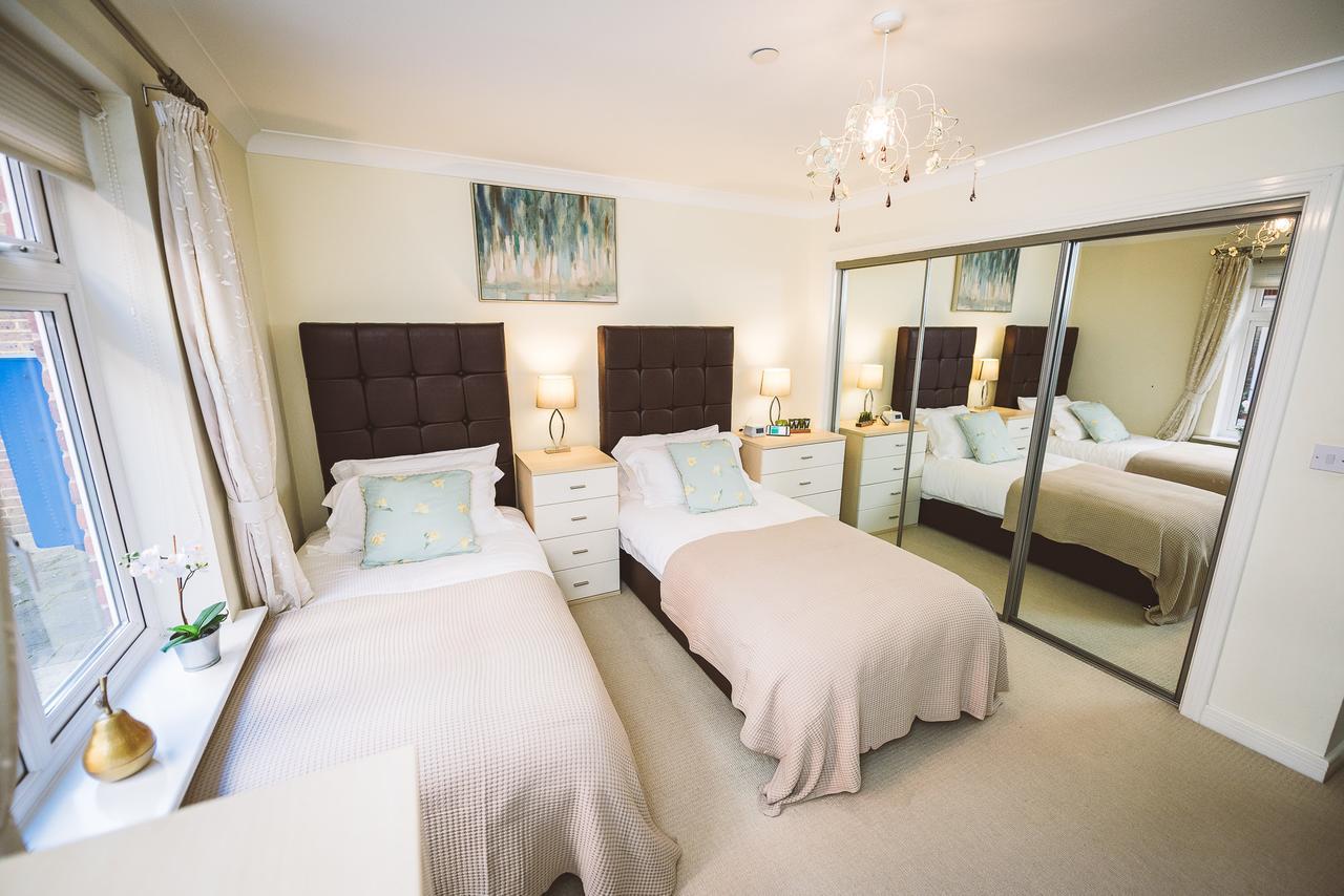 Charming Two Bedroom Apartment With Free Private Parking Leatherhead Luaran gambar