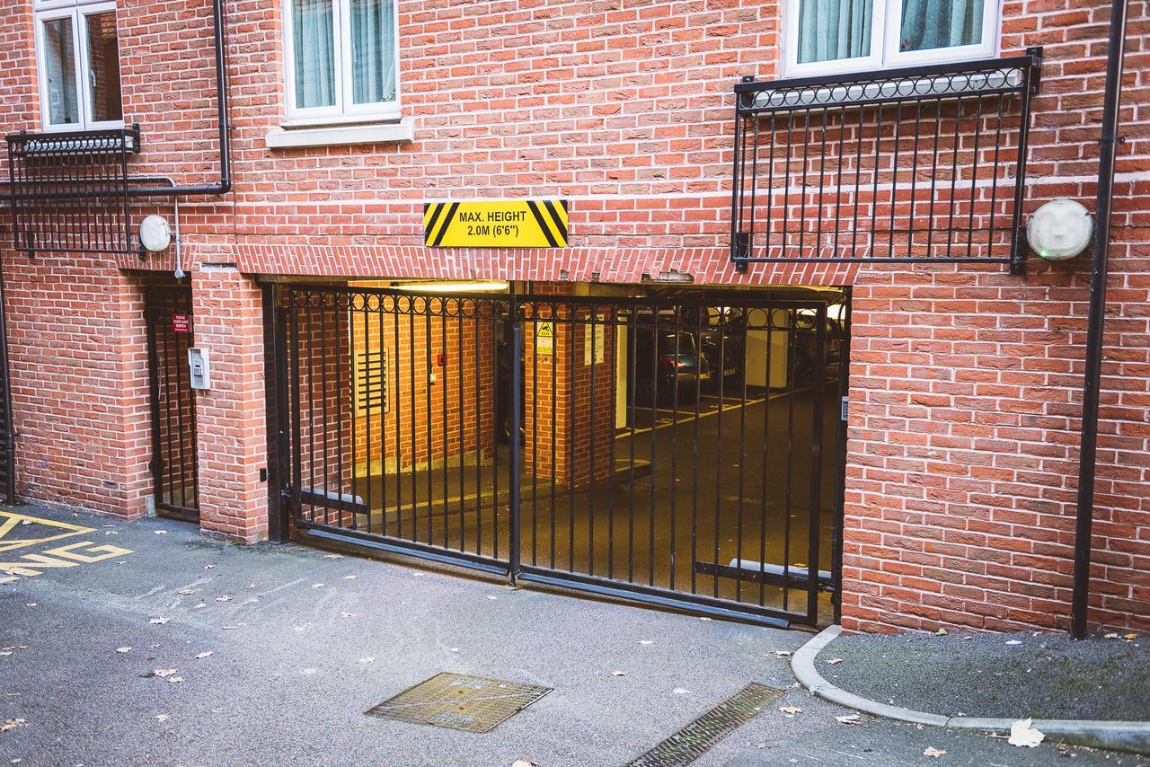 Charming Two Bedroom Apartment With Free Private Parking Leatherhead Luaran gambar