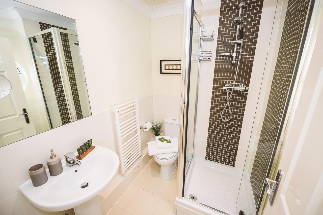 Charming Two Bedroom Apartment With Free Private Parking Leatherhead Luaran gambar