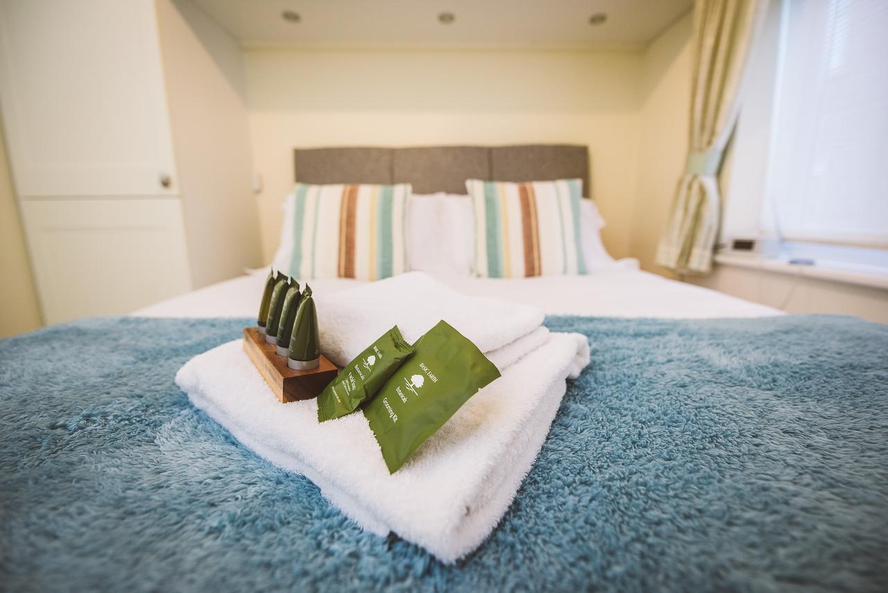 Charming Two Bedroom Apartment With Free Private Parking Leatherhead Luaran gambar