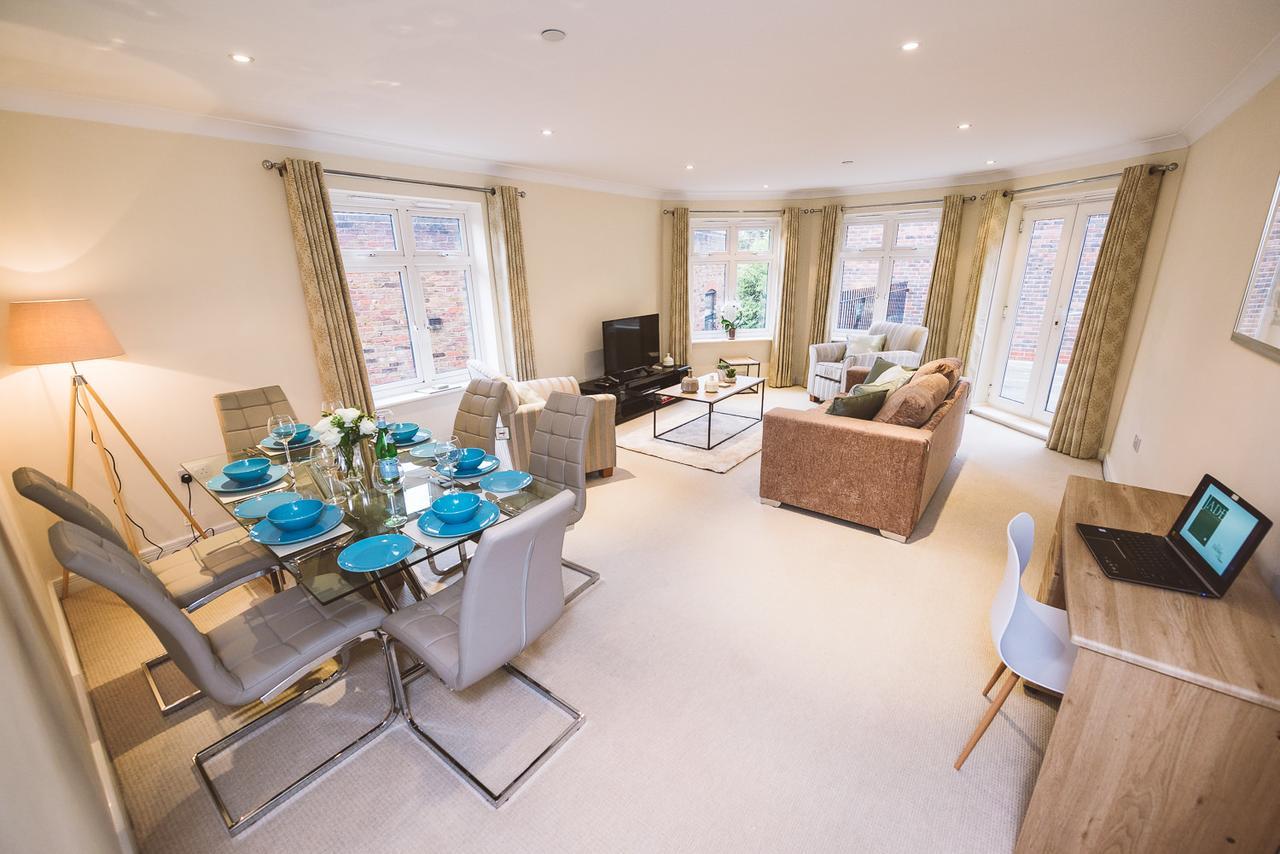 Charming Two Bedroom Apartment With Free Private Parking Leatherhead Luaran gambar