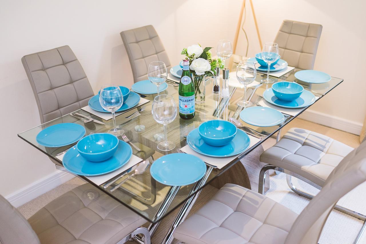 Charming Two Bedroom Apartment With Free Private Parking Leatherhead Luaran gambar