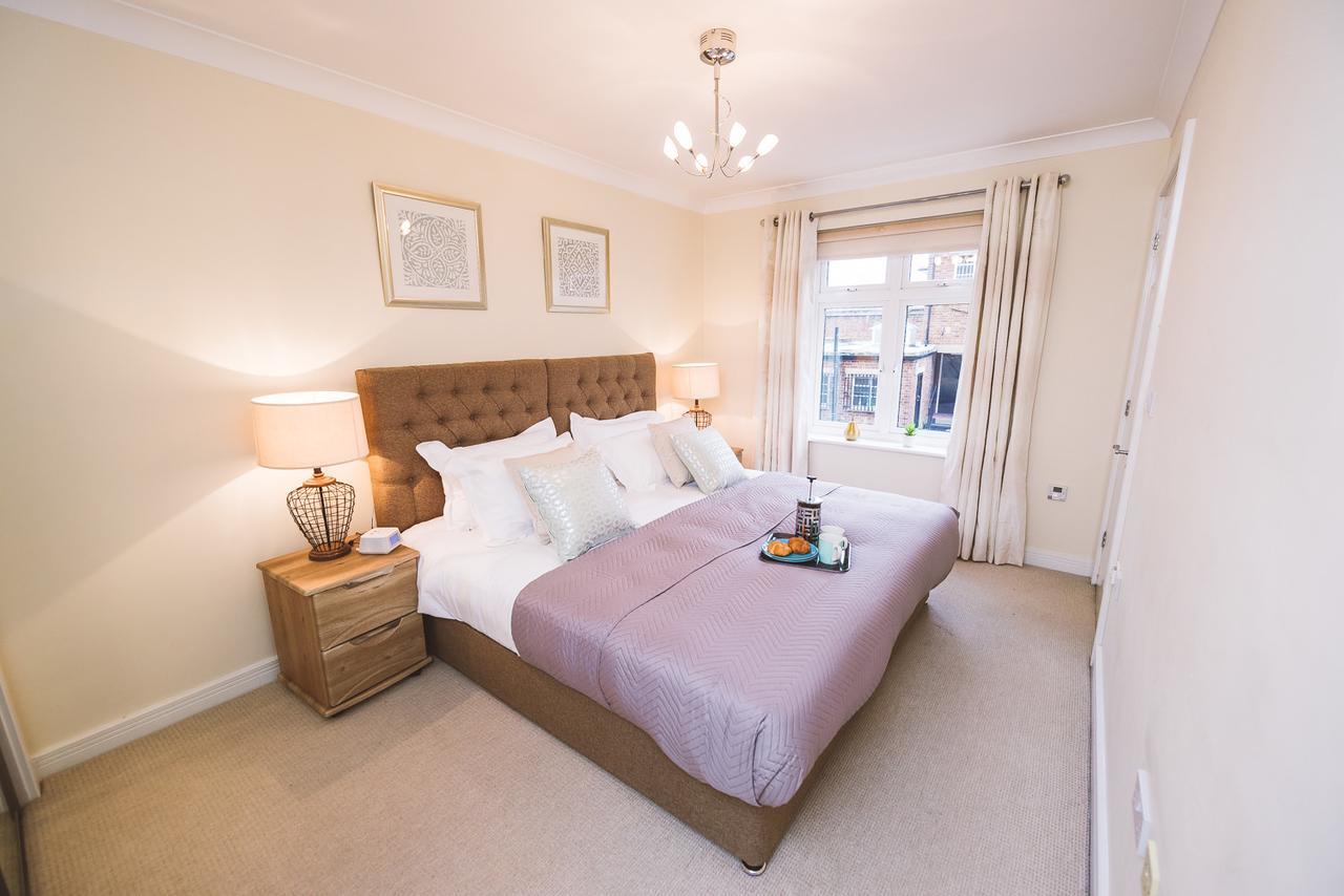 Charming Two Bedroom Apartment With Free Private Parking Leatherhead Luaran gambar