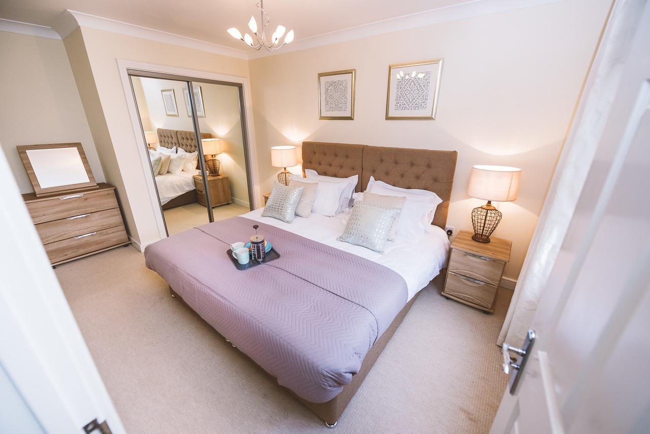 Charming Two Bedroom Apartment With Free Private Parking Leatherhead Luaran gambar