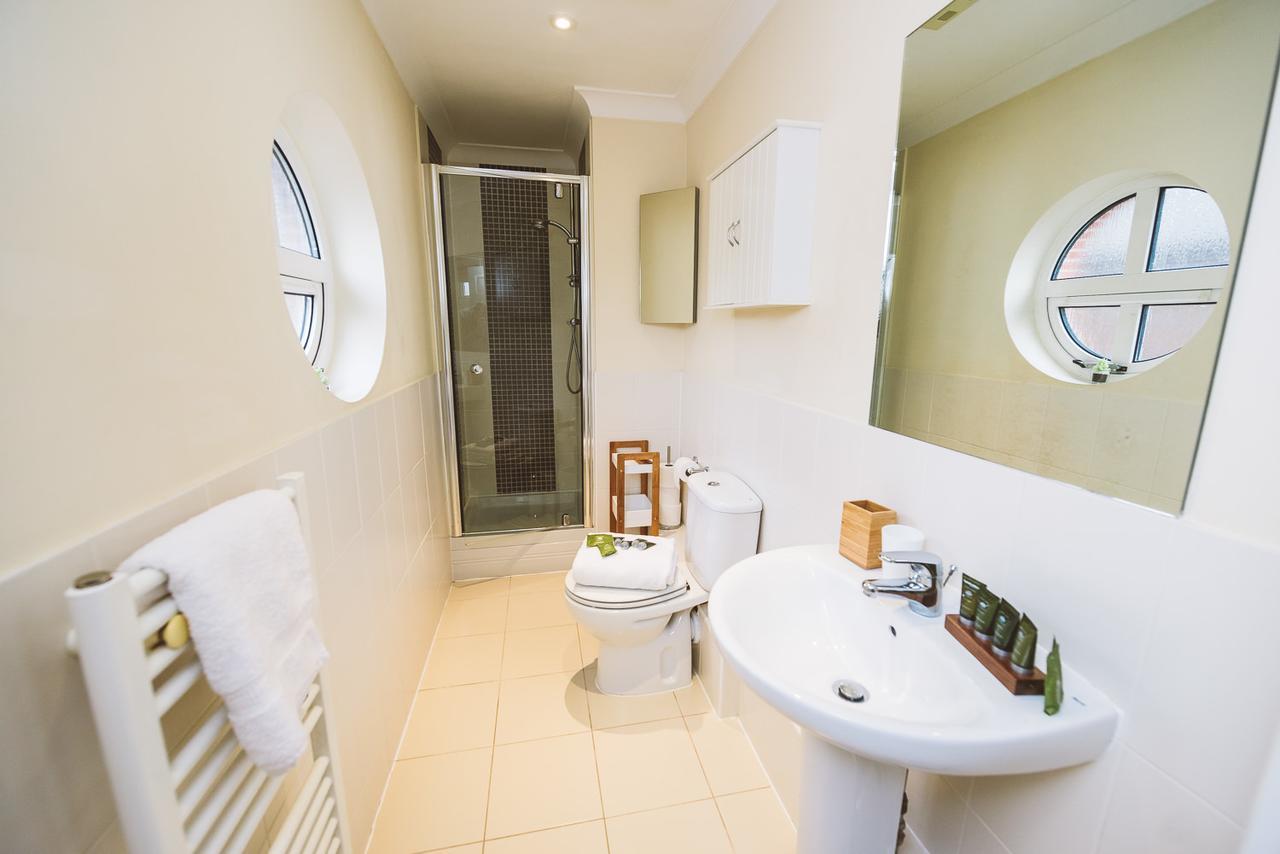 Charming Two Bedroom Apartment With Free Private Parking Leatherhead Luaran gambar