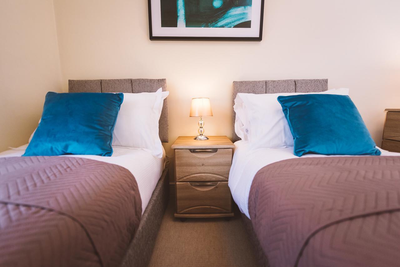 Charming Two Bedroom Apartment With Free Private Parking Leatherhead Luaran gambar