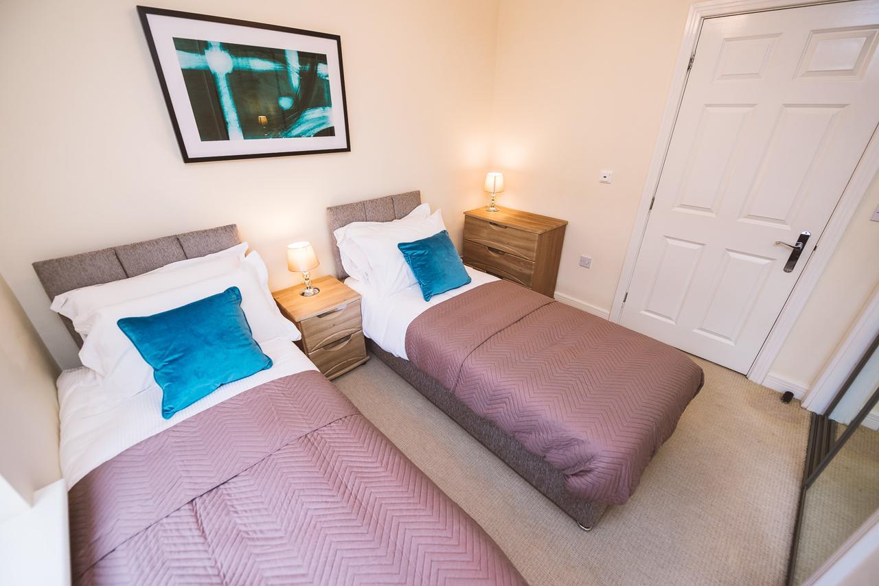 Charming Two Bedroom Apartment With Free Private Parking Leatherhead Luaran gambar