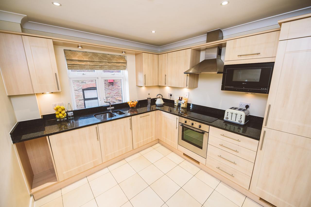 Charming Two Bedroom Apartment With Free Private Parking Leatherhead Luaran gambar