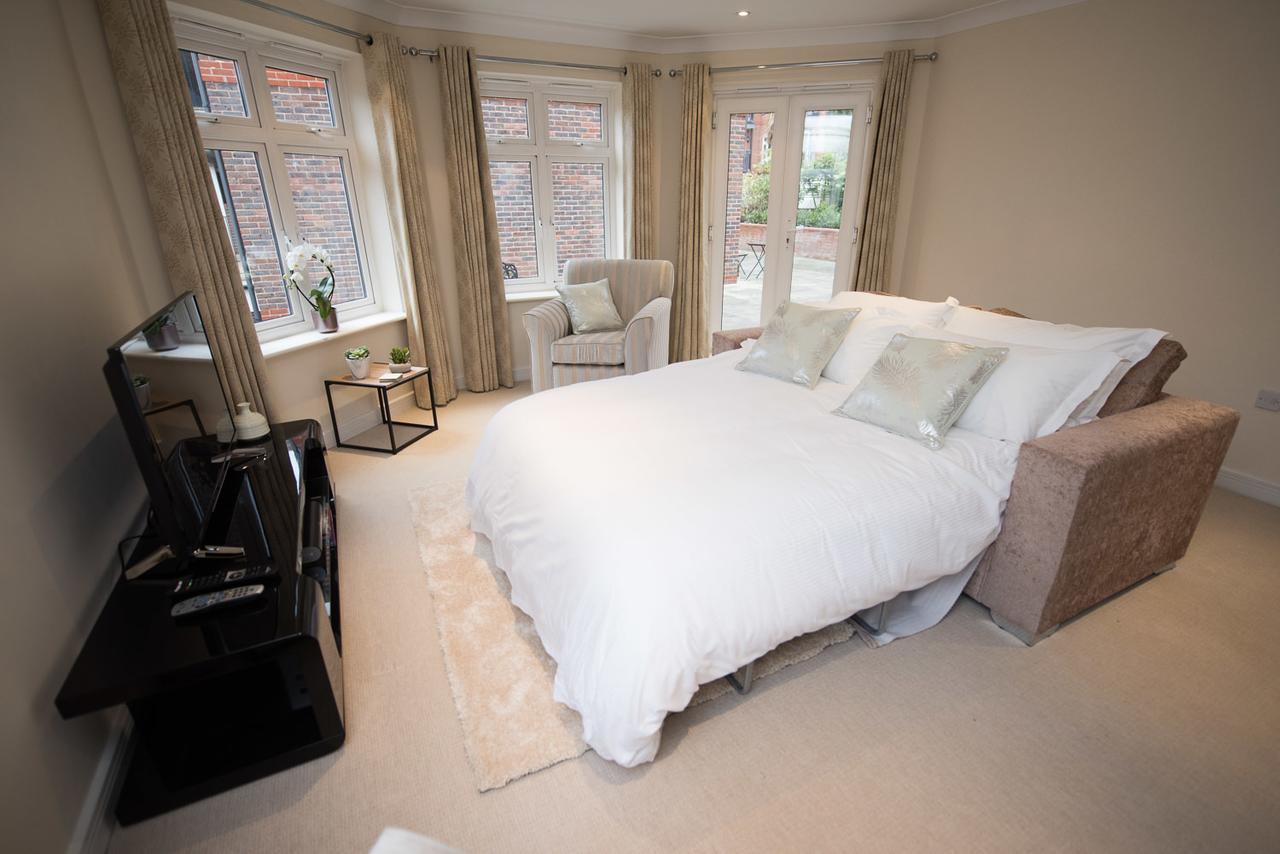 Charming Two Bedroom Apartment With Free Private Parking Leatherhead Luaran gambar