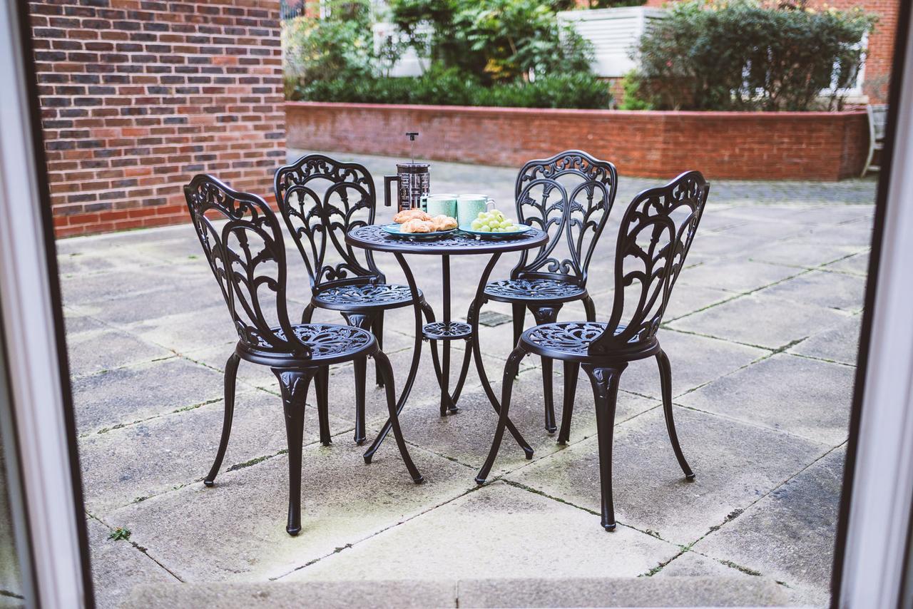 Charming Two Bedroom Apartment With Free Private Parking Leatherhead Luaran gambar