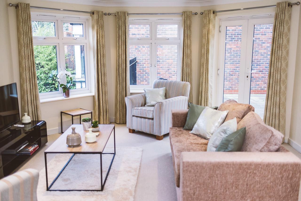 Charming Two Bedroom Apartment With Free Private Parking Leatherhead Luaran gambar
