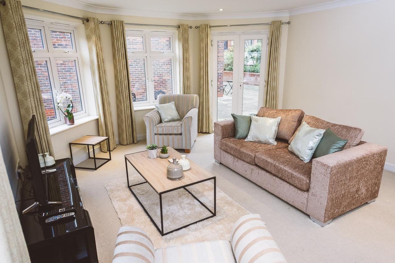 Charming Two Bedroom Apartment With Free Private Parking Leatherhead Luaran gambar
