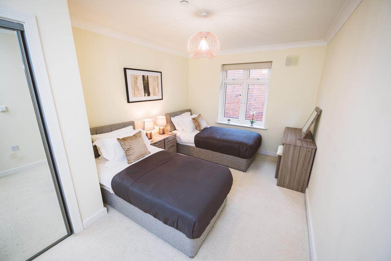 Charming Two Bedroom Apartment With Free Private Parking Leatherhead Luaran gambar