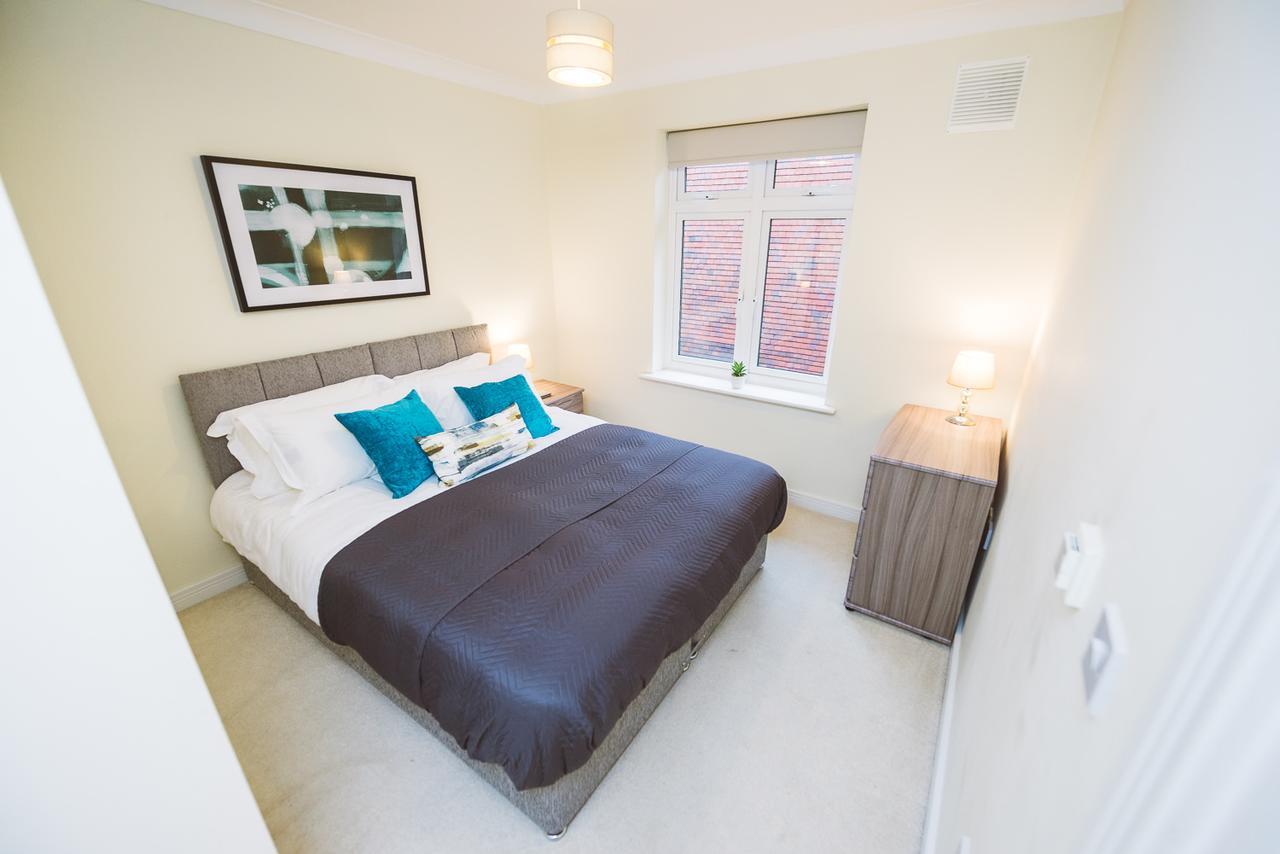 Charming Two Bedroom Apartment With Free Private Parking Leatherhead Luaran gambar