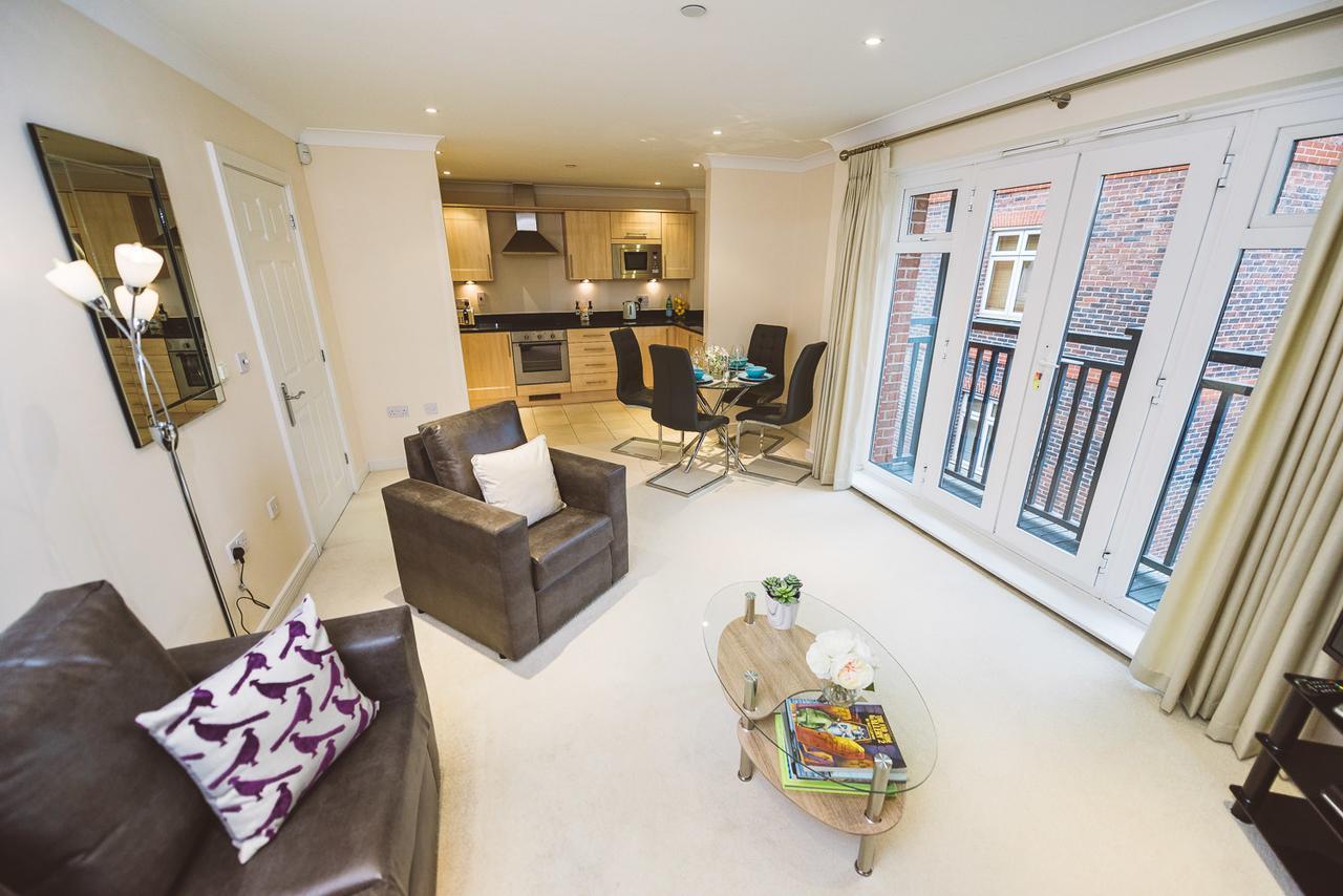 Charming Two Bedroom Apartment With Free Private Parking Leatherhead Luaran gambar
