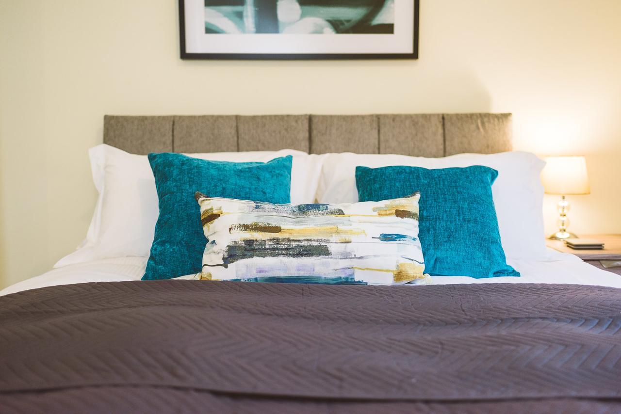 Charming Two Bedroom Apartment With Free Private Parking Leatherhead Luaran gambar