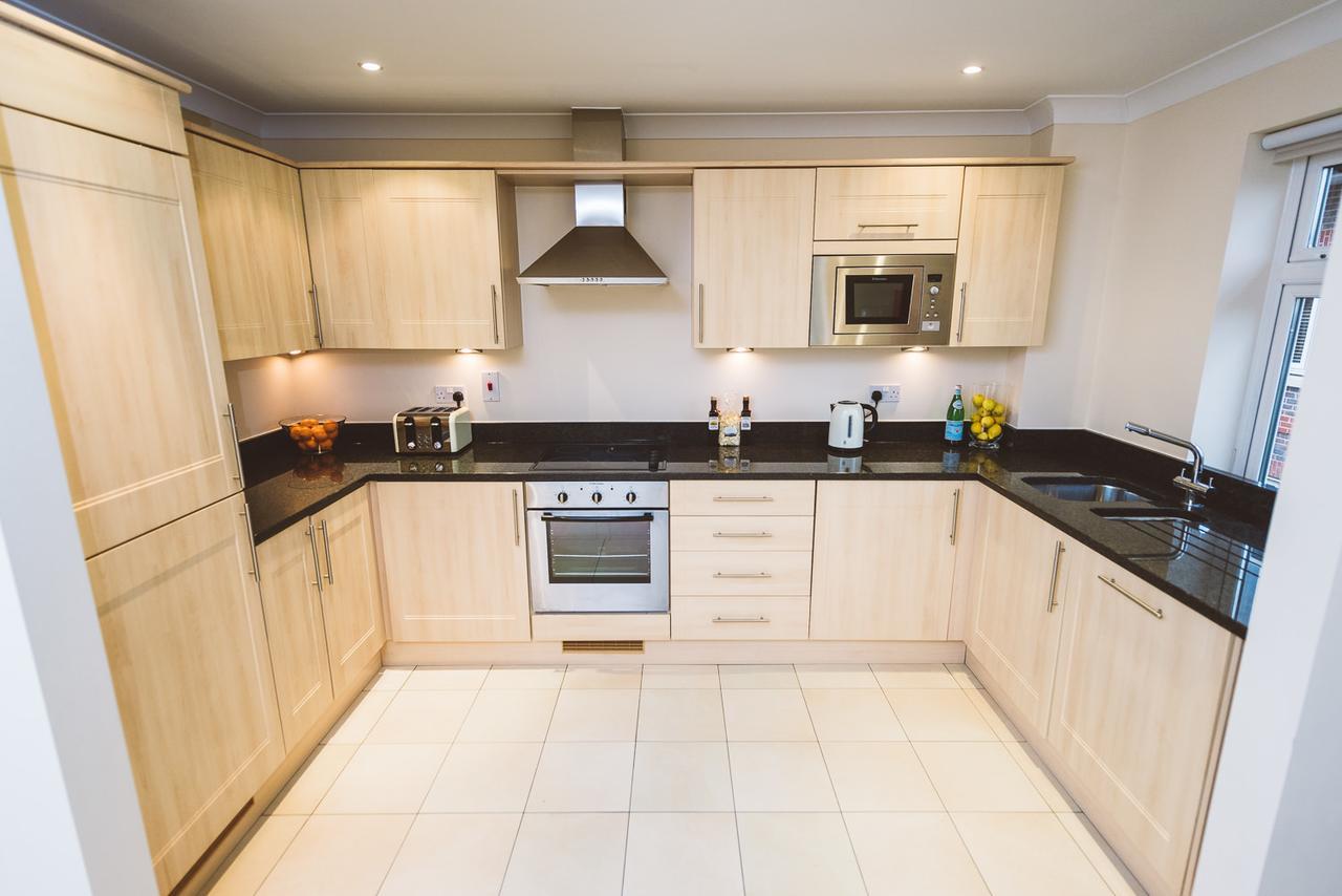 Charming Two Bedroom Apartment With Free Private Parking Leatherhead Luaran gambar
