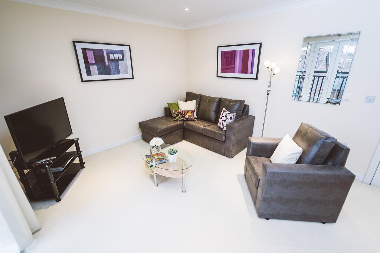 Charming Two Bedroom Apartment With Free Private Parking Leatherhead Luaran gambar