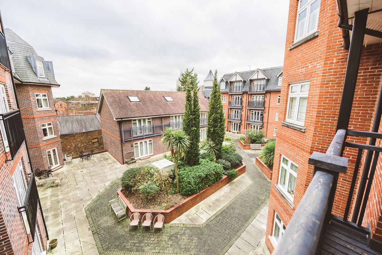 Charming Two Bedroom Apartment With Free Private Parking Leatherhead Luaran gambar