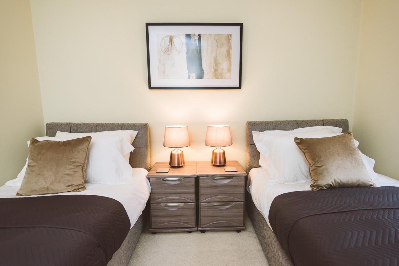 Charming Two Bedroom Apartment With Free Private Parking Leatherhead Luaran gambar