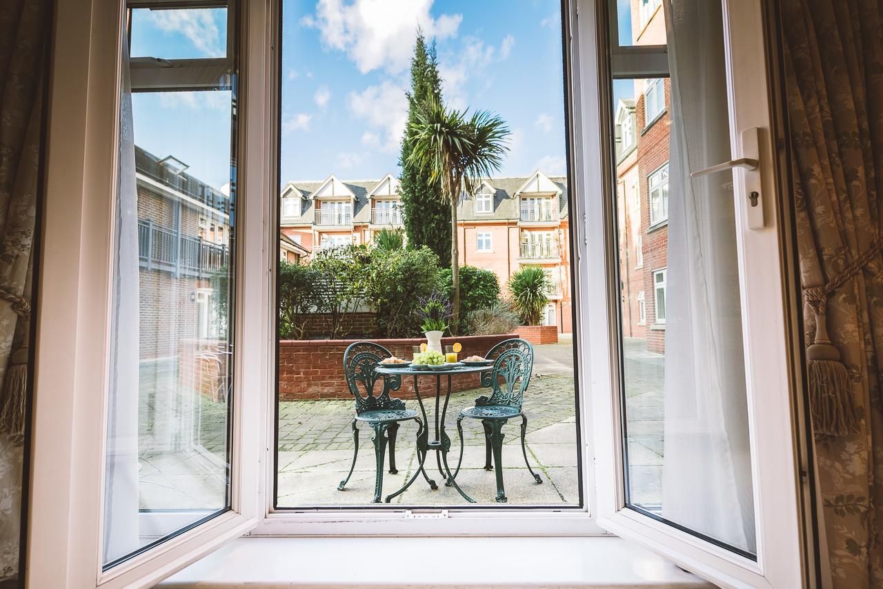 Charming Two Bedroom Apartment With Free Private Parking Leatherhead Luaran gambar