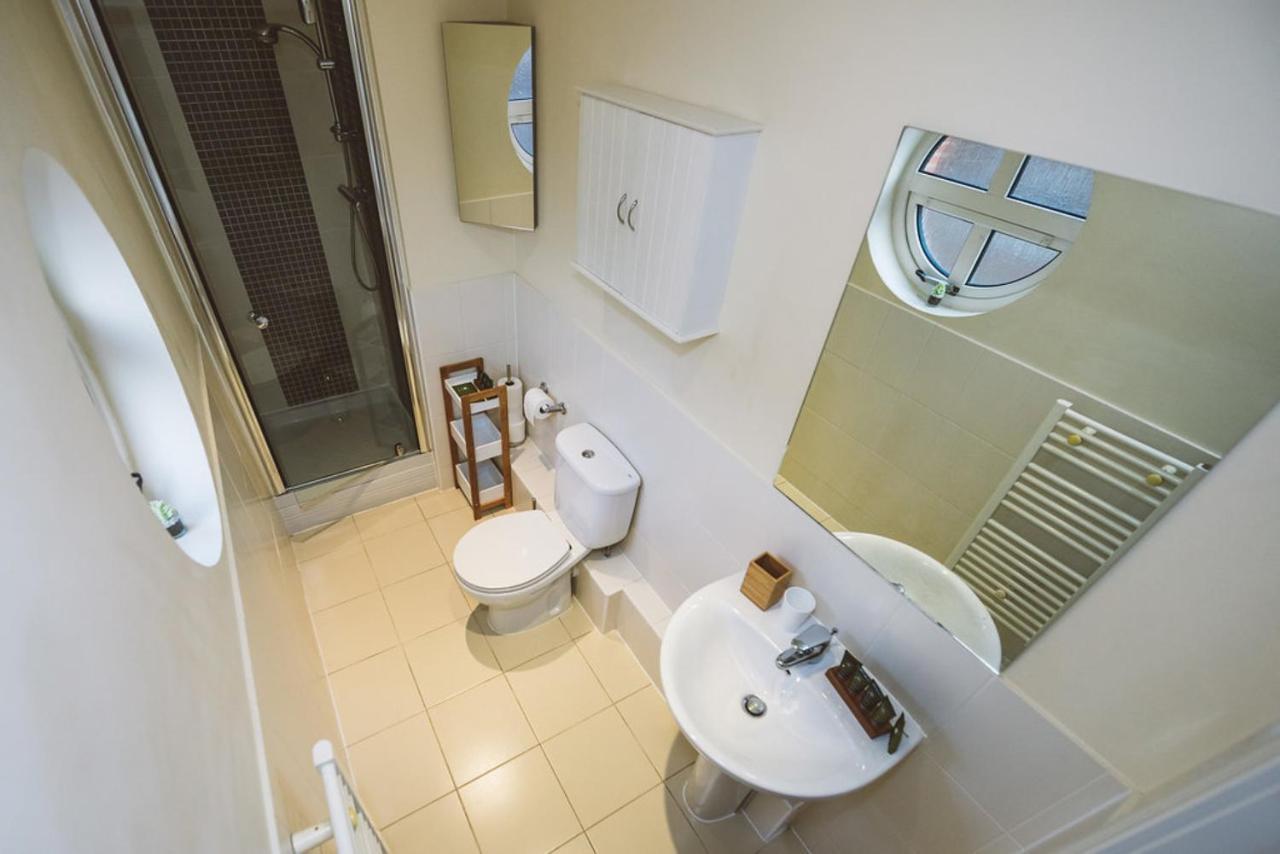 Charming Two Bedroom Apartment With Free Private Parking Leatherhead Luaran gambar