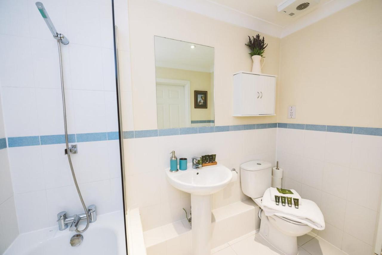 Charming Two Bedroom Apartment With Free Private Parking Leatherhead Luaran gambar